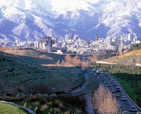 نمایی از برج‌های منطقه یک تهران از بزرگراه مدرس
