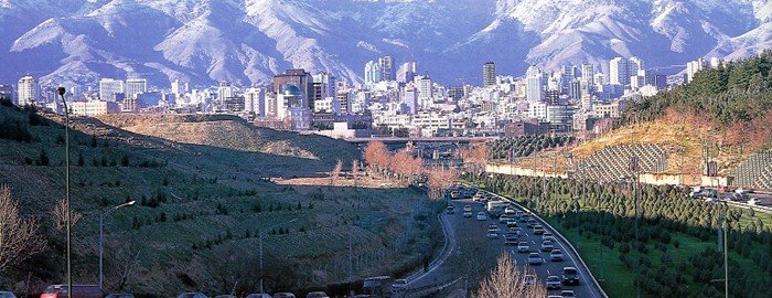 نمایی از برج‌های منطقه یک تهران از بزرگراه مدرس